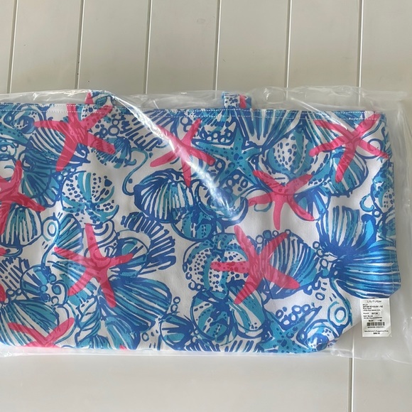 Lilly Pulitzer Handbags - NWT Lilly Pulitzer palm beach tote